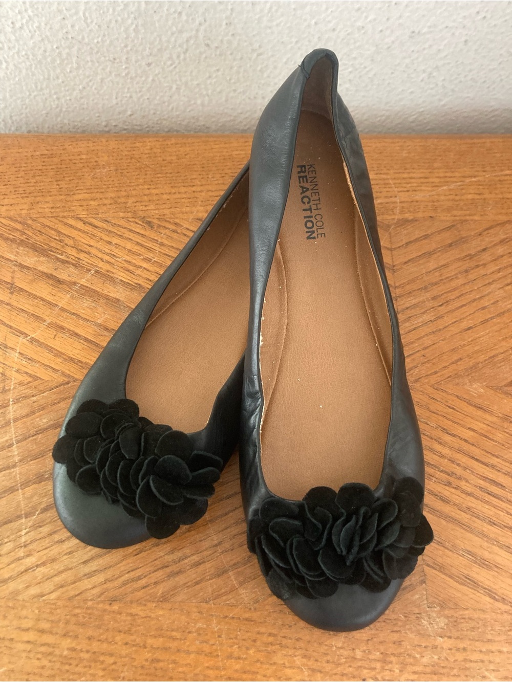 KENNETH COLE REACTION Romantic Feminine Leather Embellushed Ballet Flats (8M)